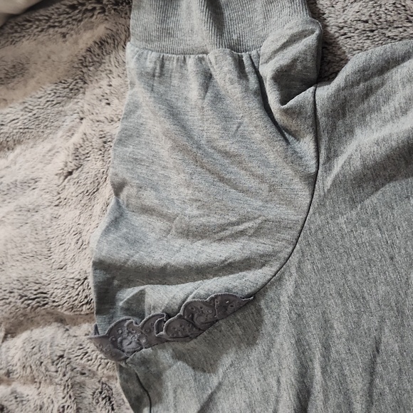 Torrid Light Gray ruffled short sleeve Blouse Size 2 - Picture 3 of 5